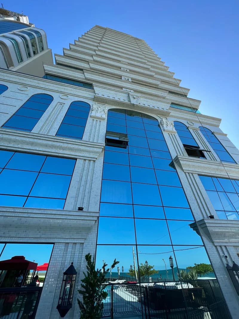 Mobiliado com 4 dormitórios à venda sendo 4 suítes, 180.0 m² por - R$ 11.900.000,00 - Meia Praia - Itapema/SC