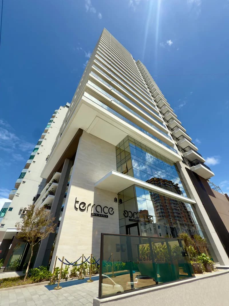 Fachada do edifício Terrace Residence com arquitetura moderna e janelas amplas em Balneário Piçarras