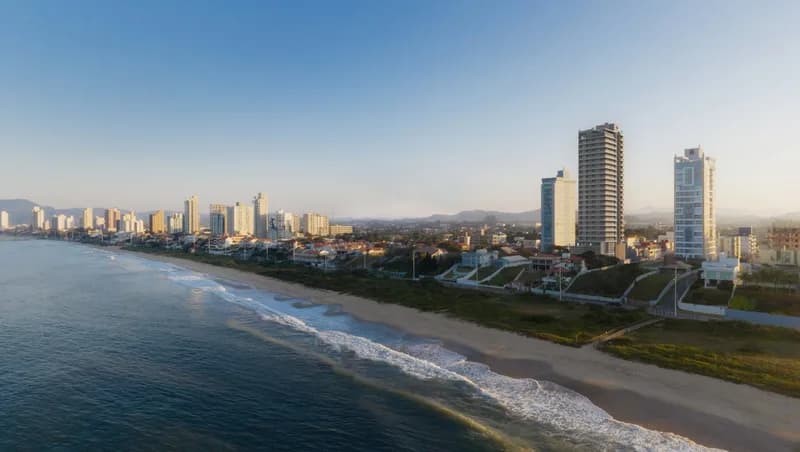 Vista panorâmica da orla com prédios modernos e praia - Balneário Piçarras/SC
