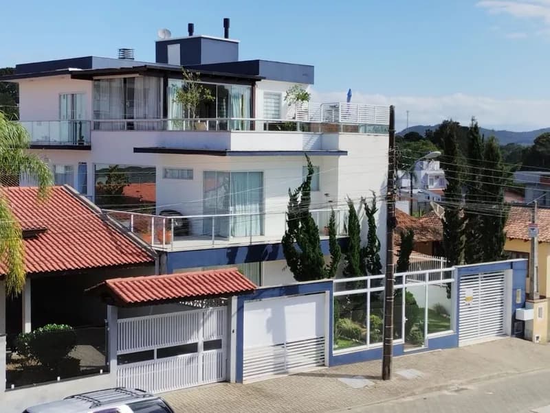 Casa 4 dorm. em Centro, Balneário Piçarras/SC · destaque | Família Broker