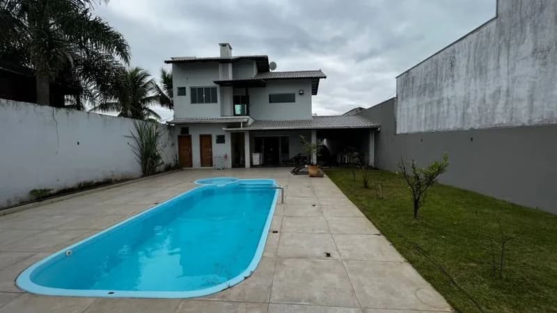 Casa 5 dorm. em Centro, Balneário Piçarras/SC · destaque | Família Broker
